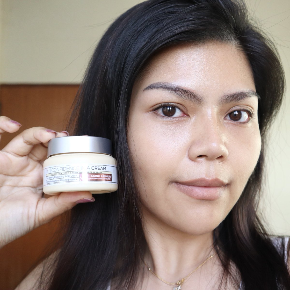 boomxpk's tweet photo. กระปุกที่ 2 ละจ้า สำหรับครีมกู้ผิว Confidence in a Cream Anti Aging Supercharged ตัวนี้เป็น moisturizer ที่คนมีริ้วรอยควรตำมากก นี่มีริ้วรอยข้างแก้มชัดเพราะแก้มเยอะ ริ้วรอยมันตื้นขึ้น ผิวหน้าดูกระจ่างใส อิ่มฟูขึ้นด้วย ใครผิวแพ้ง่ายและอยากผิวเด็ก เชียร์มาก!👌🏻✨ #ITCosmeticsTH https://t.co/RuRh1Yowmq