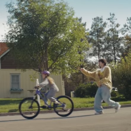 flmvantes's tweet photo. the astronaut                   on the street https://t.co/vn7jZfegBx