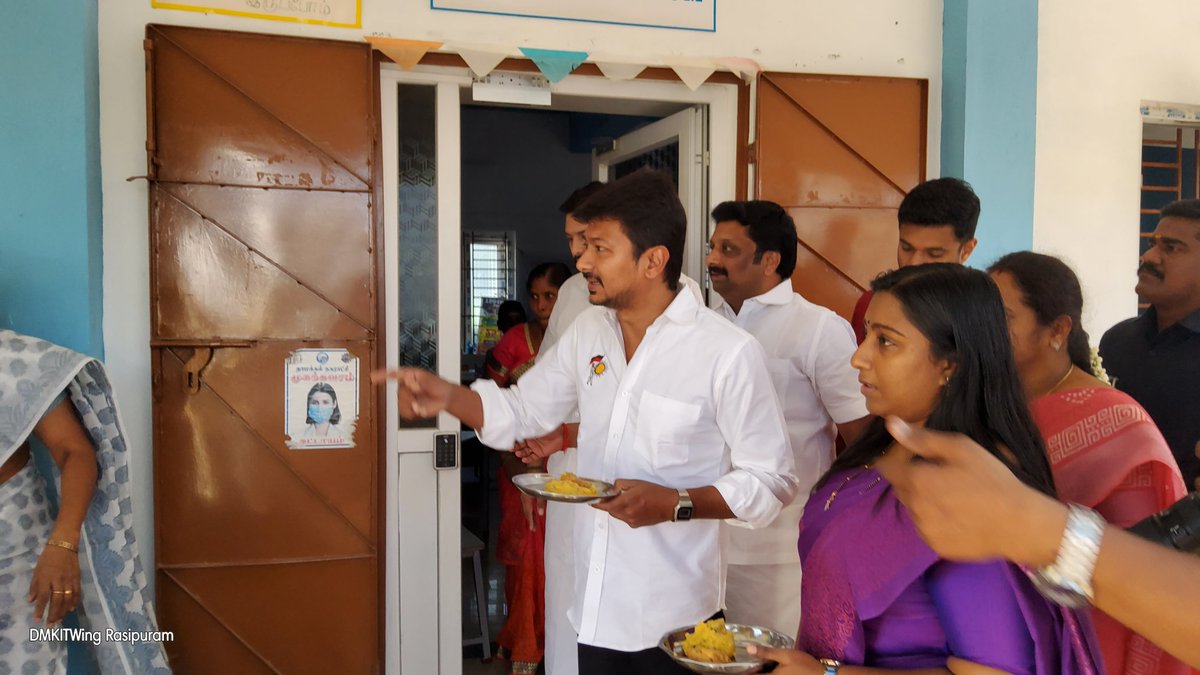 MMathiventhan's tweet photo. #Namakkal நாமக்கல்லில் உள்ள அழகுநகர் நகராட்சித் துவக்கப் பள்ளியில், மாண்புமிகு தமிழ்நாடு இளைஞர் நலன் மற்றும் விளையாட்டு மேம்பாட்டுத்துறை அமைச்சர் அண்ணன் திரு. Udhayanidhi Stalin அவர்கள் முதலமைச்சரின் காலை உணவு திட்டத்தின் செயல்பாட்டை இன்று திடீர் ஆய்வு மேற்கொண்டு, குழந்தைகளுடன்.. https://t.co/8Lu96sYYsk