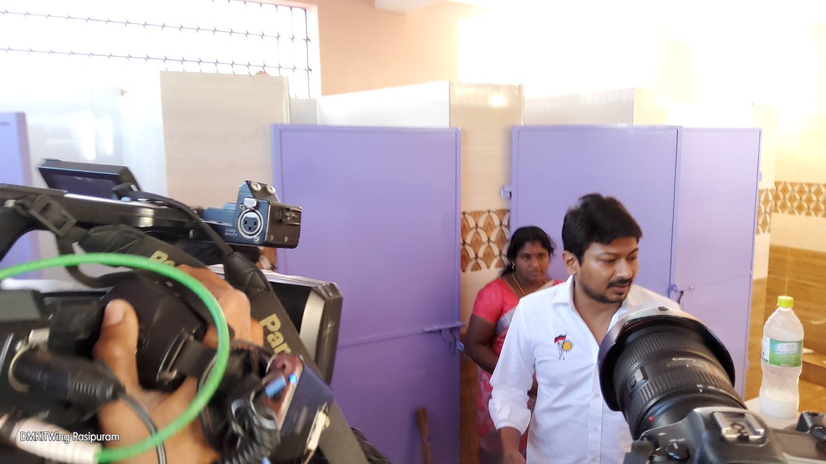MMathiventhan's tweet photo. #Namakkal நாமக்கல்லில் உள்ள அழகுநகர் நகராட்சித் துவக்கப் பள்ளியில், மாண்புமிகு தமிழ்நாடு இளைஞர் நலன் மற்றும் விளையாட்டு மேம்பாட்டுத்துறை அமைச்சர் அண்ணன் திரு. Udhayanidhi Stalin அவர்கள் முதலமைச்சரின் காலை உணவு திட்டத்தின் செயல்பாட்டை இன்று திடீர் ஆய்வு மேற்கொண்டு, குழந்தைகளுடன்.. https://t.co/8Lu96sYYsk