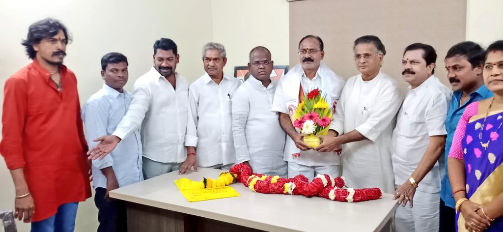 bolisetti_satya's tweet image. చాలా నిరీక్షణ తర్వాత @PawanKalyan గారు పోటీ చేసిన గాజువాక నియోజకవర్గంలో ఇంచార్జ్ కోన తాతారావుగారు జనసైనికులు, వీరమహిళల సమక్షంలో @JanaSenaParty ఆఫీసును ప్రారంభించారు.. నాయకులు కార్యకర్తలు ఉత్సాహంగా పాల్గొని తాతారావు గారిని అభినందించారు..

#SaveAPfromYSRCP
#JSPActiveMembership