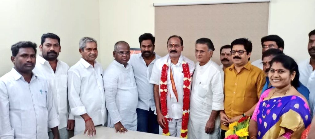 bolisetti_satya's tweet image. చాలా నిరీక్షణ తర్వాత @PawanKalyan గారు పోటీ చేసిన గాజువాక నియోజకవర్గంలో ఇంచార్జ్ కోన తాతారావుగారు జనసైనికులు, వీరమహిళల సమక్షంలో @JanaSenaParty ఆఫీసును ప్రారంభించారు.. నాయకులు కార్యకర్తలు ఉత్సాహంగా పాల్గొని తాతారావు గారిని అభినందించారు..

#SaveAPfromYSRCP
#JSPActiveMembership