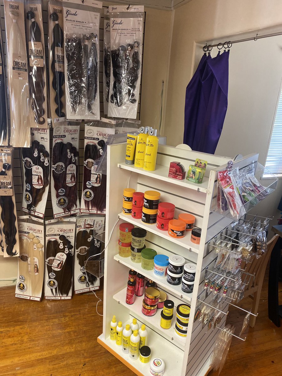 jiria_bobo's tweet photo. There’s a whole hair store right across from the cafe guys &amp; girls 😭!!!
LeChoix and TheCut 
Shop hours 
12-5 everyday except for Monday &amp; Sunday ‼️
If you can’t go off campus they have it on campus GO SHOP💜!!! #alcorn https://t.co/Js0VXdoQJz