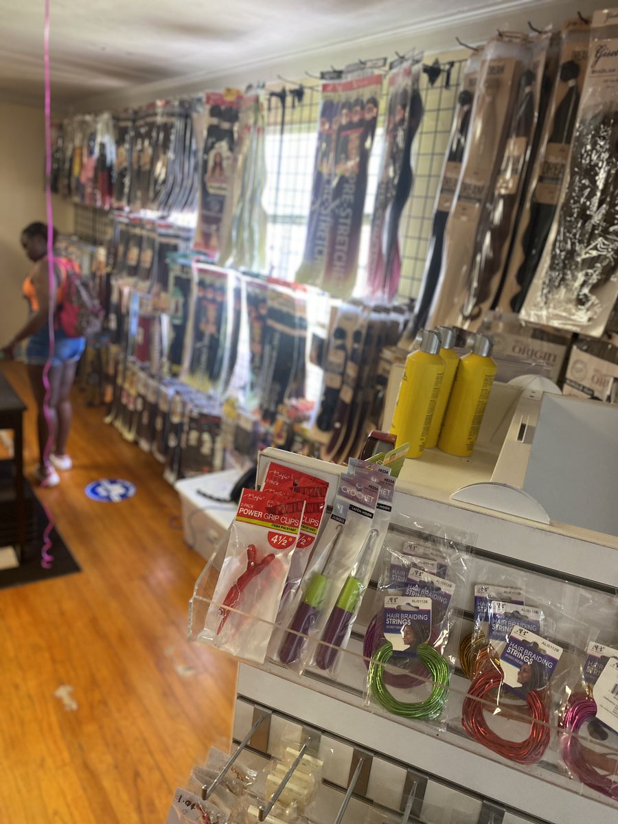 jiria_bobo's tweet photo. There’s a whole hair store right across from the cafe guys &amp; girls 😭!!!
LeChoix and TheCut 
Shop hours 
12-5 everyday except for Monday &amp; Sunday ‼️
If you can’t go off campus they have it on campus GO SHOP💜!!! #alcorn https://t.co/Js0VXdoQJz