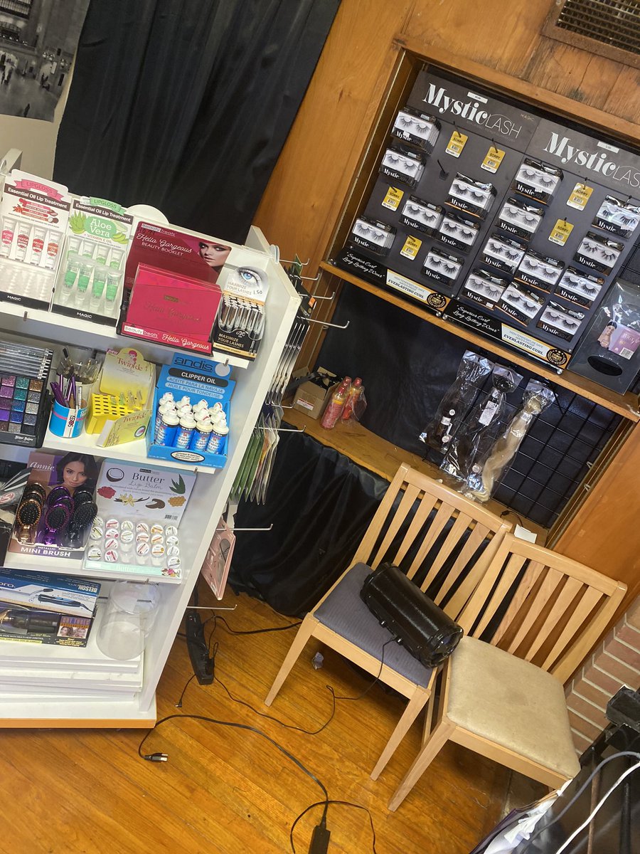 jiria_bobo's tweet photo. There’s a whole hair store right across from the cafe guys &amp; girls 😭!!!
LeChoix and TheCut 
Shop hours 
12-5 everyday except for Monday &amp; Sunday ‼️
If you can’t go off campus they have it on campus GO SHOP💜!!! #alcorn https://t.co/Js0VXdoQJz