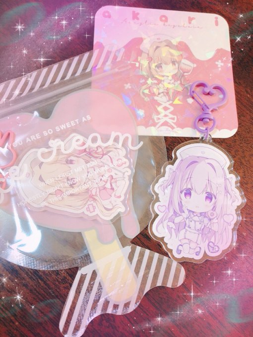 サンクリのアクキー来たので並べてみました〜!皆違うナスカンにしたけどかわいい🥰 