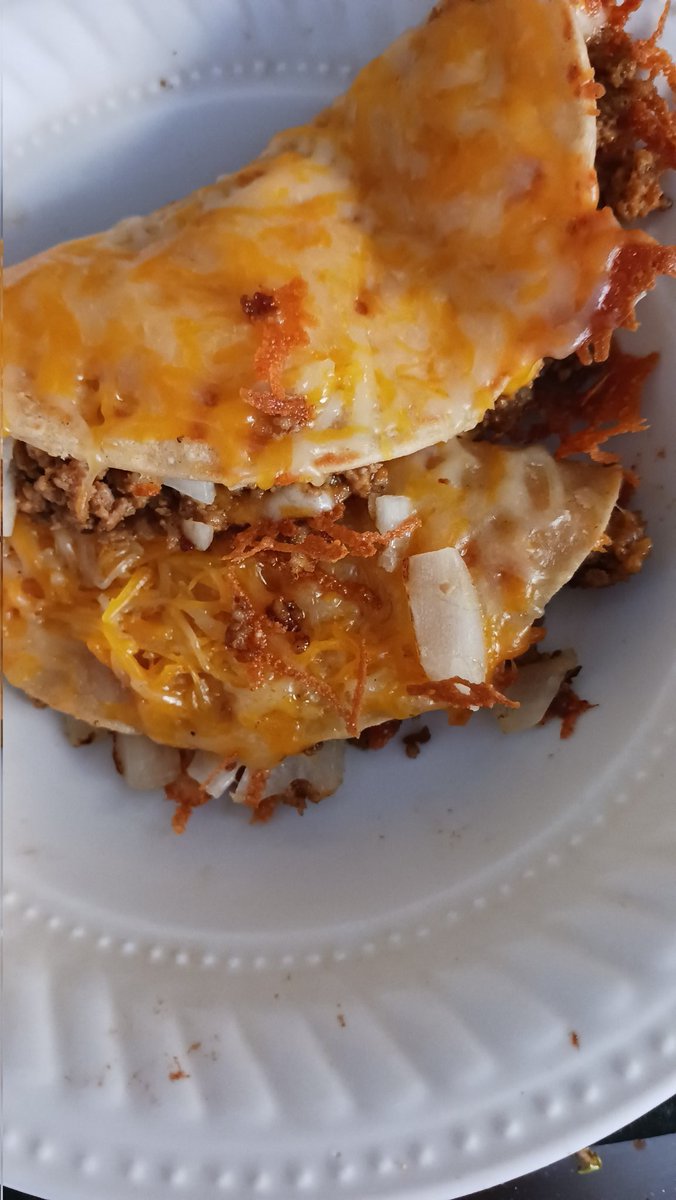 TheyThumper's tweet photo. After a week of telling some of y'all that I was going to make tacos, I finally made some tacos today. Hit the spot. Antes y después de agregar salsa Verde y queso Fresco #MentalHealthMatters #Therapy #CookingIsTherapy #GamingIsTherapyToo #TherapyPets #SuicidePrevention https://t.co/YAy2cJzgQu