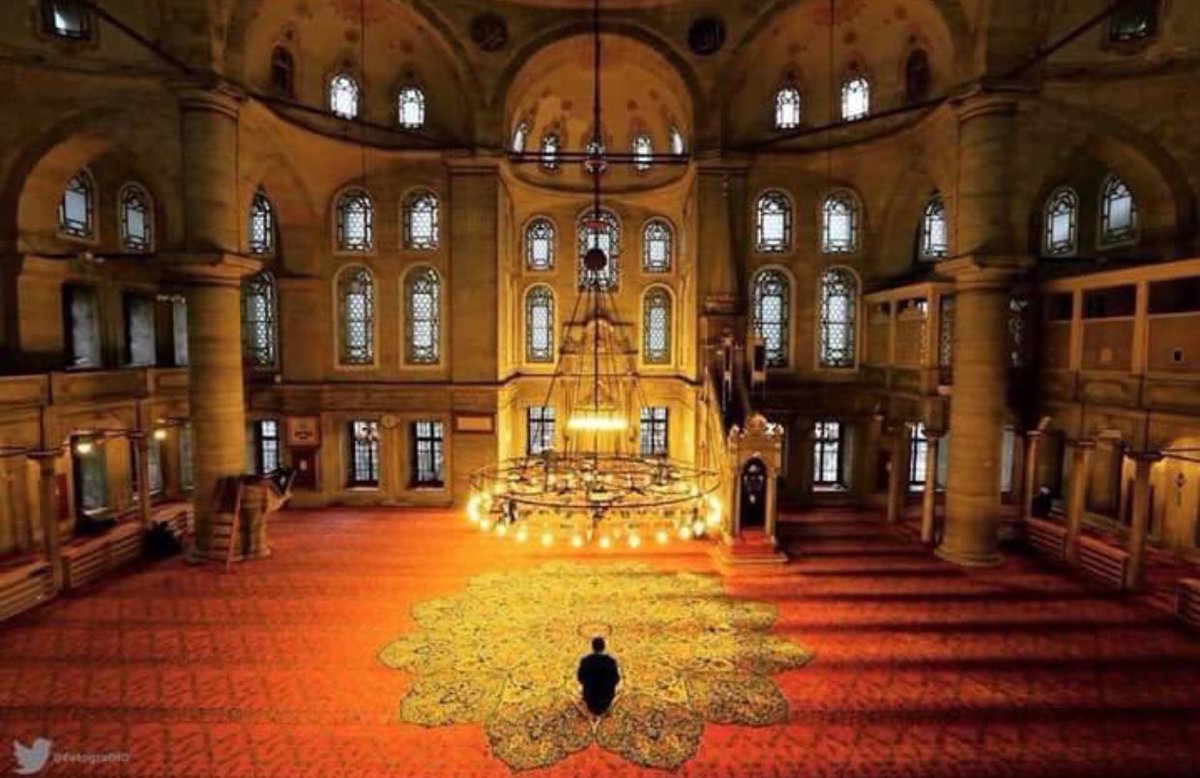 Resûlullah sallallahu aleyhi ve sellem, mescitte oturmakta iken bir adam geldi namaz kıldı sonra şöyle dua etti:
“Allah’ım beni bağışla bana acı.” Bunun üzerine Resûlullah (s.a.v.):

“Ey namaz kılan acele ettin, namaz kılıp oturduğun vakit >