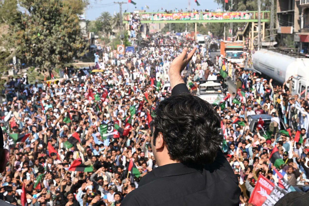 BhuttoMaryam's tweet image. #Throwback from one year ago today - 3 March 2022.
Chairman @BBhuttoZardari addressed to public gathering during #AwamiMarch at Liaqat pur. 💘