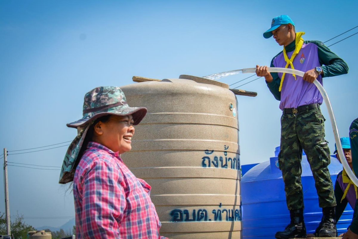 why_thahan's tweet image. “กองทัพบกห่วงใย..สู้ภัยแล้ง”
กองพลที่ 1 รักษาพระองค์ โดยกองพันทหารราบที่ 2 กรมทหารราบที่ 31 รักษาพระองค์ ร่วมกับผู้นำชุมชน ลงพื้นที่ช่วยเหลือประชาชนในการแจกจ่ายน้ำ ห้วงภัยแล้งในพื้นที่ บ.ป่ากล้วย หมู่ 8 ต.ท่าแค อ.เมือง จ.ลพบุรี
#ทหารมีไว้ทำไม