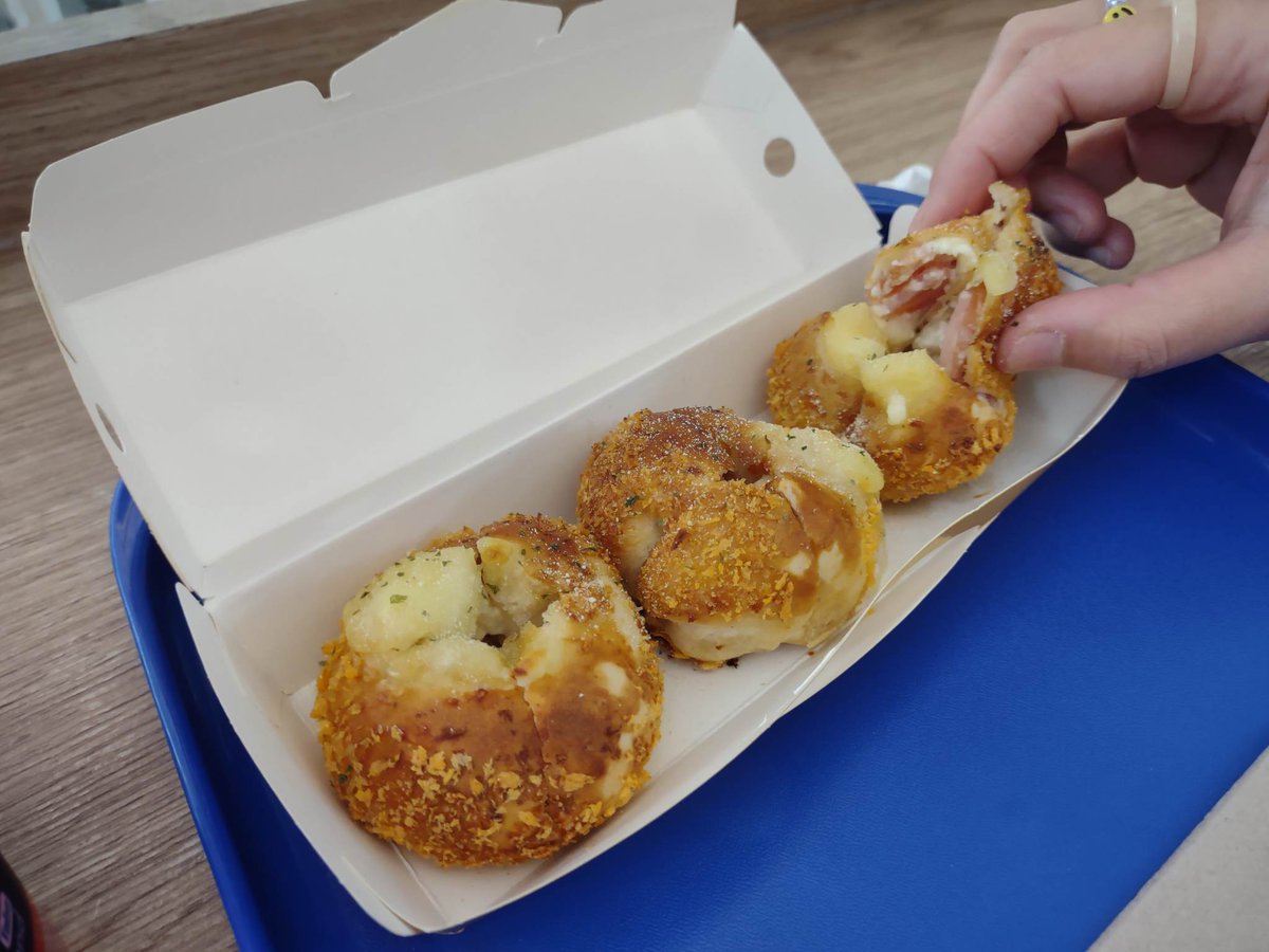 MoobinPakin's tweet photo. เพิ่งได้ลอง Onion Cream Cheese Pretzel ของ @AuntieAnnes ของจริงถือว่าคล้ายในรูปเลยนะ อาจจะไม่ครีมมี่เท่า แต่เนื้อแฮม ชีส มาแบบเต็มรสชาติ กลิ่นจากหัวหอมคือแตะจมูกสุดๆ กล่องเดียวคืออิ่มแบบกำลังดี ไม่แน่นเกินไปและไม่น้อยเกินไป แนะนำว่าให้รีบไปลองกันครับ มีถึง 31 มีนาเอง
#หมุบินพากิน https://t.co/AMLi3jkGSh