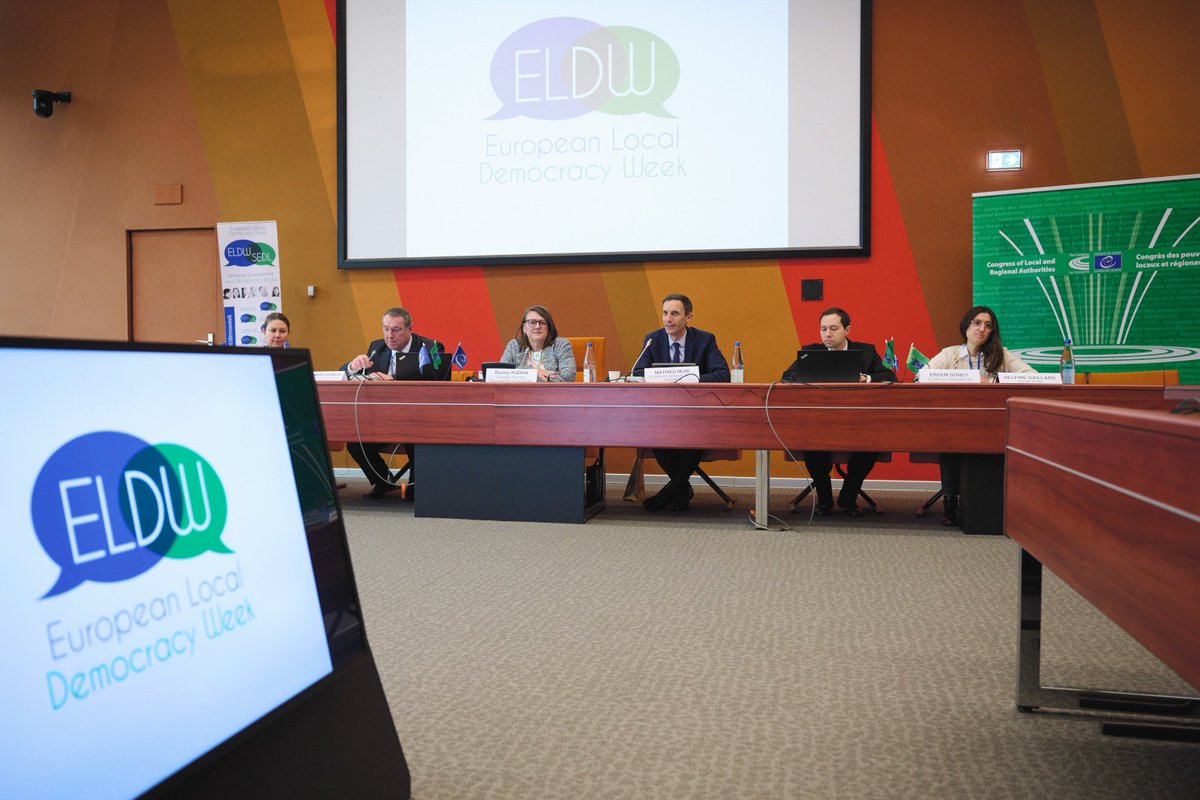 TBB's tweet photo. Avrupa Yerel Demokrasi Haftası (AYDH) Koordinasyon Toplantısı Strazburg'da yapıldı. #ELDW
Ülkemizden belediyelerin iyi uygulama sunumlarıyla yer aldığı toplantıda "Partner” statüsü alan katılımcılara ödülleri takdim edildi. @COECongress @MoriMathieu
➡️ https://t.co/Ak4e6CuLa0 https://t.co/Svgk2T4xv8