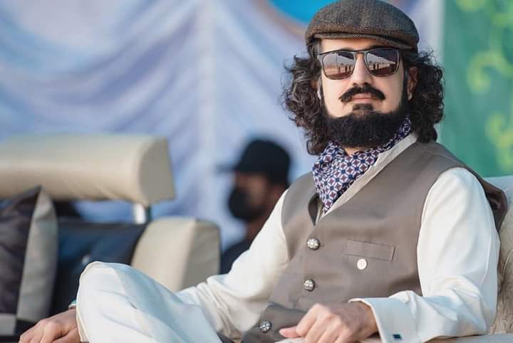 نعرہ زد عشق کہ خونین جگری پیدا شد
حسن لرزید کہ صاحب نظری پیدا شد

عشق نے نعرہ بلند کیا کہ ایک خونیں جگر پیدا ہو گیا ہے، حسن شرما گیا کہ صاحب نظر آ پہنچا۔
