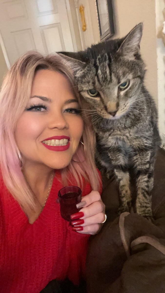 Havin some drinks and chillin with my  my sweet Nemo (Boom Boom) ❤️❤️❤️ Great way to start off my scattered weekend, lol! 😝🥃 #itsmykindoffriday #nemo  #boomboom #sailorjerry #shots #goodvibesalways✌ #meow😻
