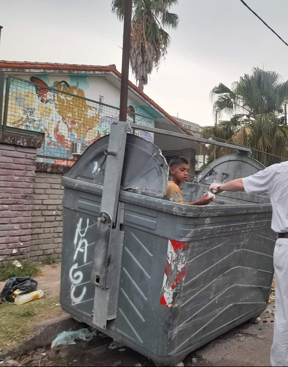 LaEntrerriana10's tweet photo. Este chiquito de Concordia, a las 7:40 de la mañana lo encontraron revolviendo la basura, debería estar en la escuela. Está es la ciudad Peronista por excelencia, culpables??? Los URRIBARRI, los Cresto, los Busti y los Bordet de la vida. Todos.... PERONISTAS. https://t.co/HXre9of6Yr