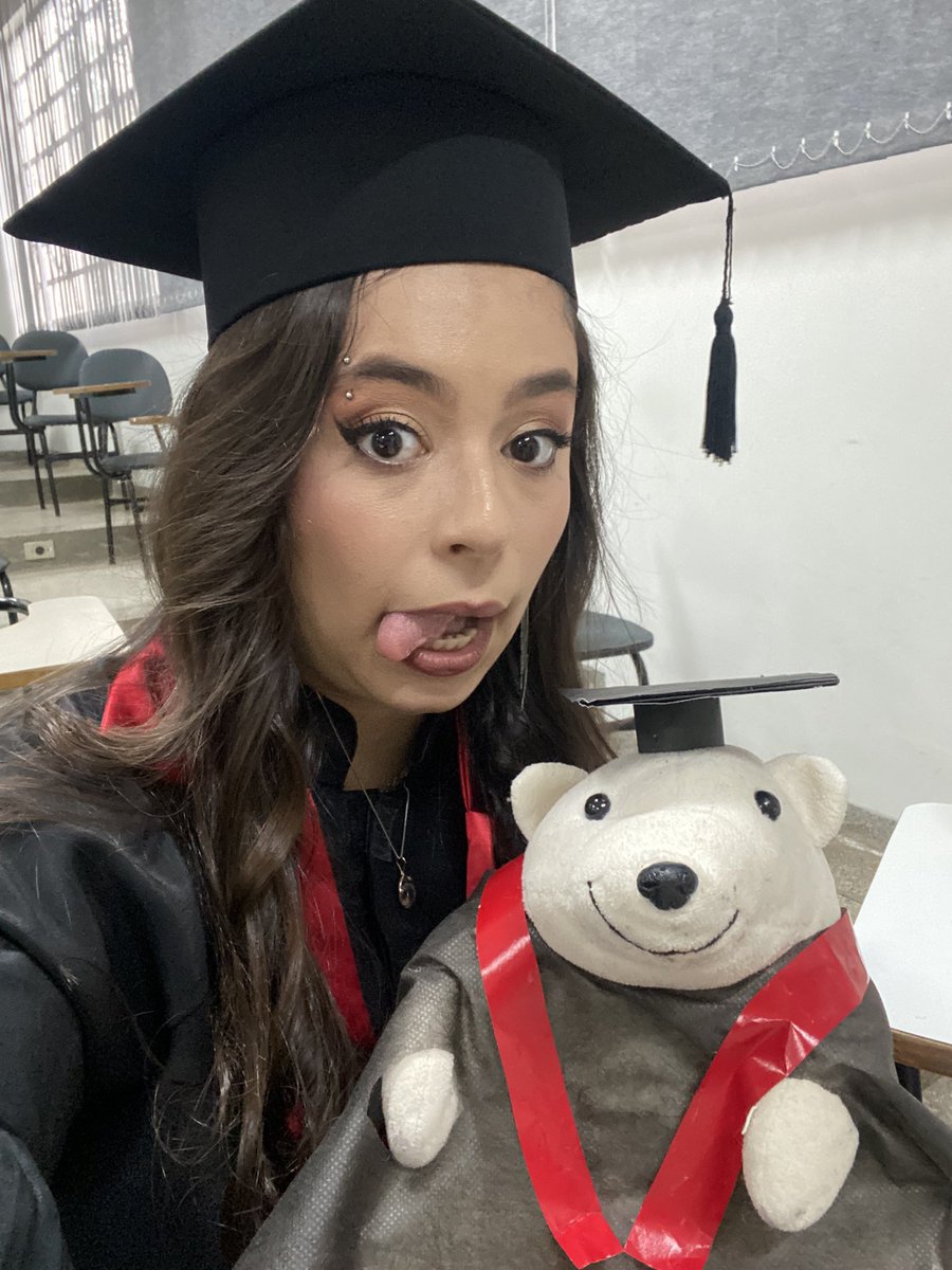 nwtampinha's tweet photo. EH ISSO MESMO TAMPALOVERS, EU E HOBSBEAR COLAMOS GRAU! 
SOU OFICIALMENTE PROFESSORA DE GEOGRAFIA ❤️🌎 https://t.co/5pPdKSb38V