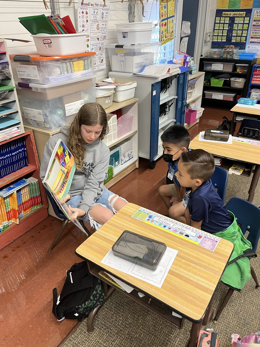 AliamanuMiddle's tweet image. NJHS students reading to the elementary for Read Across America.