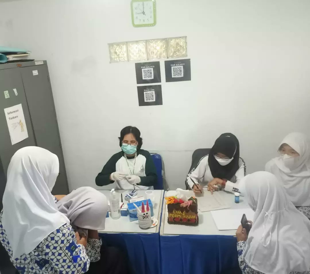 uptpkmpadasuka's tweet photo. Kegiatan Deteksi Dini Pemeriksaan Faktor Resiko PTM yang terintegrasi dengan Program Kesehatan Jiwa dan Indera untuk Tenaga Pendidik serta Pemberian Tablet Tambah Darah untuk Remaja Putri di SMP Negeri 27 Bandung, Rabu (15/02/2023). https://t.co/85oQToBs5J