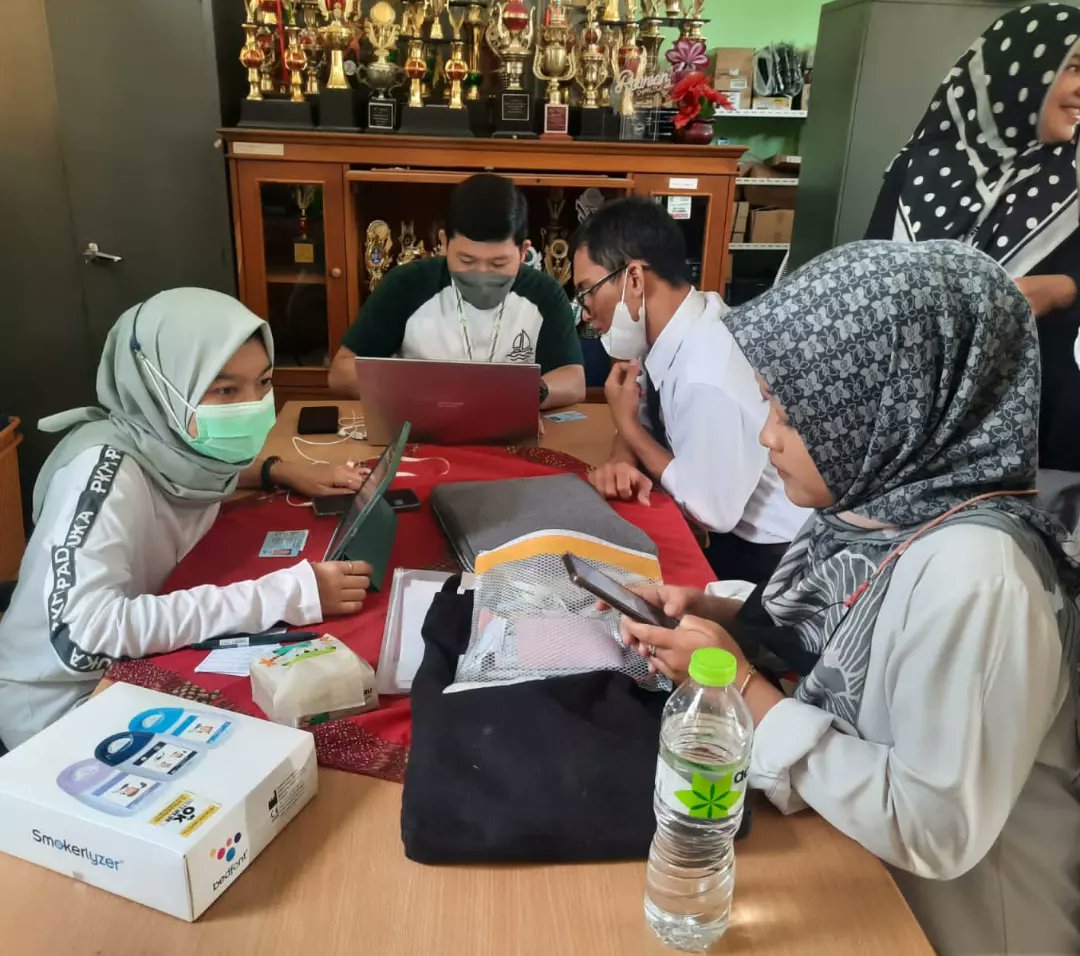 uptpkmpadasuka's tweet photo. Kegiatan Deteksi Dini Pemeriksaan Faktor Resiko PTM yang terintegrasi dengan Program Kesehatan Jiwa dan Indera untuk Tenaga Pendidik serta Pemberian Tablet Tambah Darah untuk Remaja Putri di SMP Negeri 27 Bandung, Rabu (15/02/2023). https://t.co/85oQToBs5J