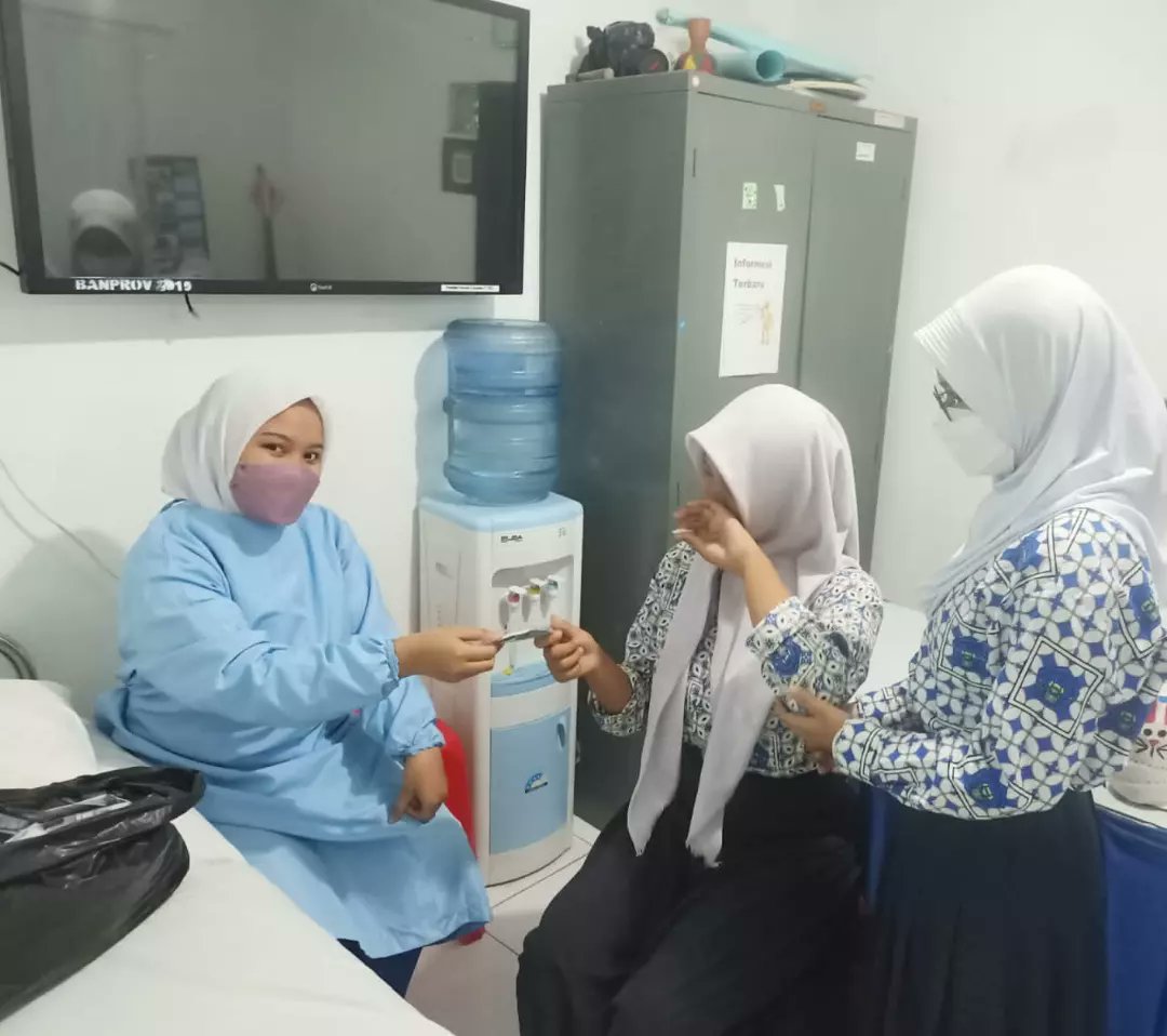 uptpkmpadasuka's tweet photo. Kegiatan Deteksi Dini Pemeriksaan Faktor Resiko PTM yang terintegrasi dengan Program Kesehatan Jiwa dan Indera untuk Tenaga Pendidik serta Pemberian Tablet Tambah Darah untuk Remaja Putri di SMP Negeri 27 Bandung, Rabu (15/02/2023). https://t.co/85oQToBs5J