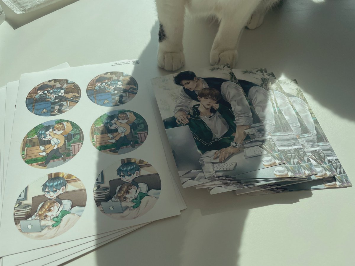 작아직 굿즈 미리 포장중😄😄
냥이가 껌딱지처럼 붙어서 도와주고 있어요❣️