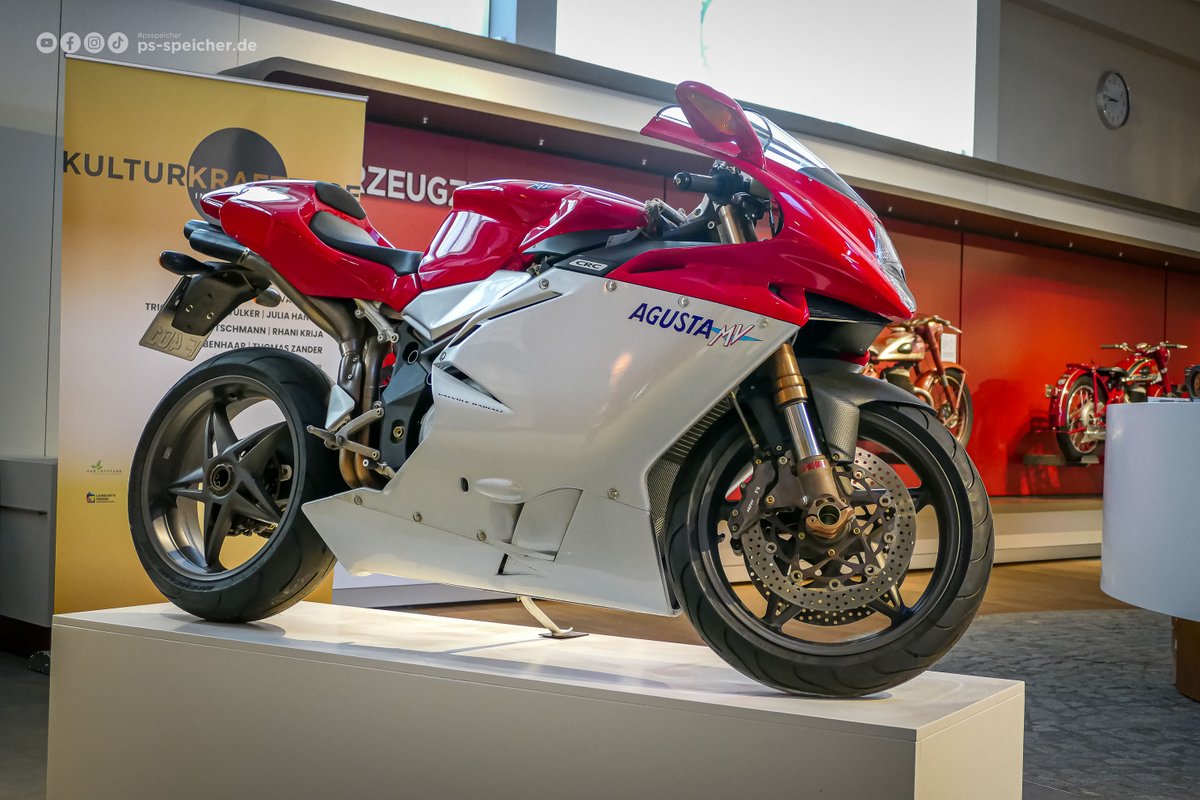 PS_SPEICHER's tweet photo. Baujahr 2001 und schon ein sammlungswürdiger #Klassiker: Die #MVAgusta F4 750 ist auf dem Weg einer der begehrtesten #Youngtimer der Jahrtausendwende zu werden. Das #Objekt des #Monats steht noch bis Ende #März im #PSSPEICHER-Foyer. Kommt vorbei und schaut das Zweirad gern an! https://t.co/SuQc9Z73Zg