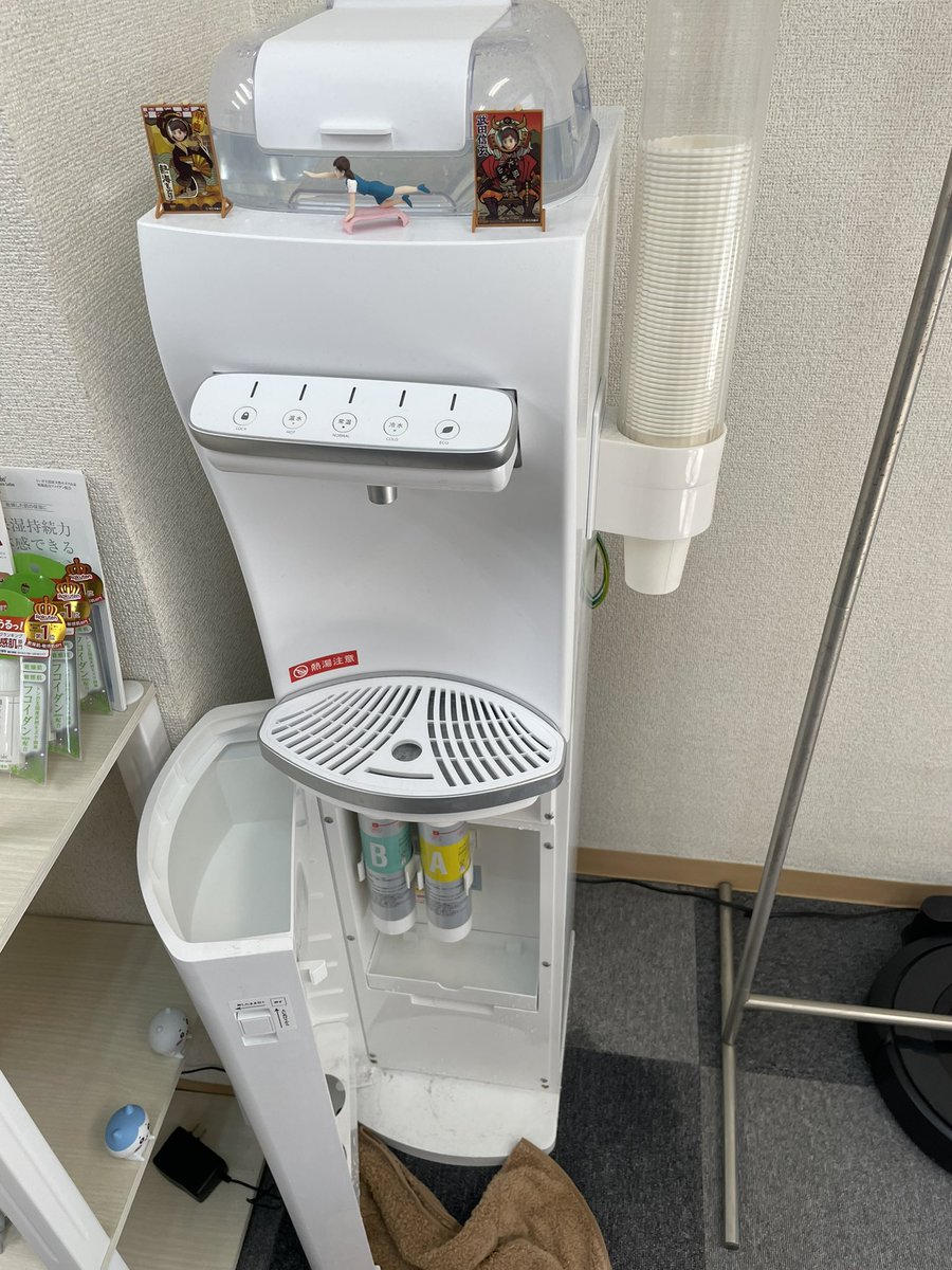 MR_DOS_TR's tweet photo. ウォーターサーバーから水が溢れて出てきた場所を開けたら水漏れ注意と書いてあった😅ちゃんと予告してるハミングウォーターって凄いな🤣出来たら施術中にジャージャー音たてながら漏さなさないでくれると有難かったな😂
#ハミングウォーター
#水漏れ
#hummingwater https://t.co/YWjK1FuyC8