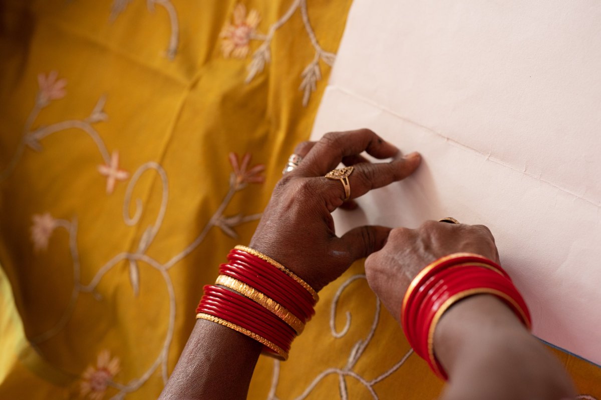 Each piece we sell at Sambhali Boutique has a story and a dream behind it. One product, one seamstress. Each piece is made by one person from start to finish. Browse our catalog here: sambhali.org/s/Sambhali-Cat…

📷 photo by Veronika Goepfort 

#fairtrade #imadeyourclothes