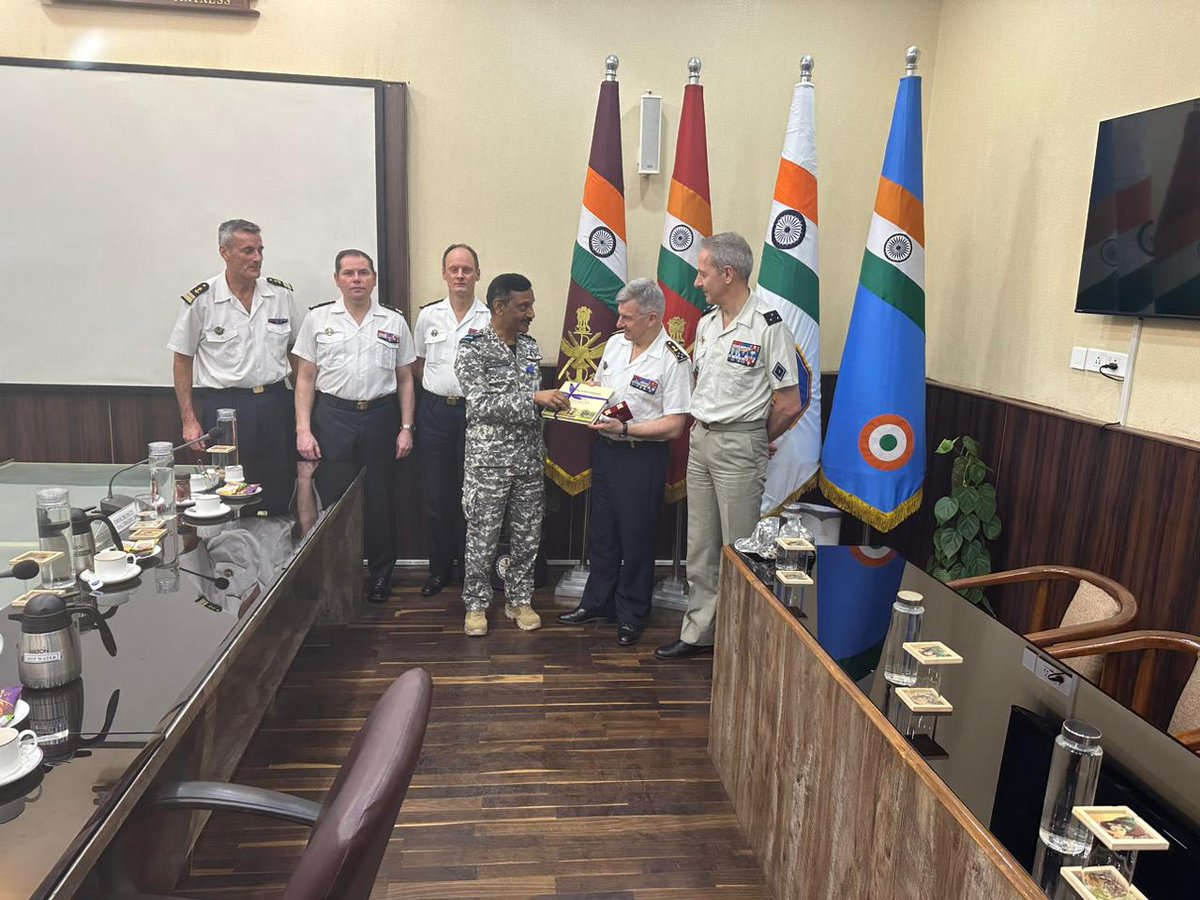 HQ_IDS_India's tweet photo. Vice Adm Christophe Lucas, DDG International Relations &amp; Strategy, Ministry of Armed Forces, #France called on Air Mshl BR Krishna, #CISC &amp; discussed issues of mutual interest, measures to augment #DefenceCooperation, &amp; opportunities for collaboration under #AtmaNirbharBharat. https://t.co/ehe14n0k1k