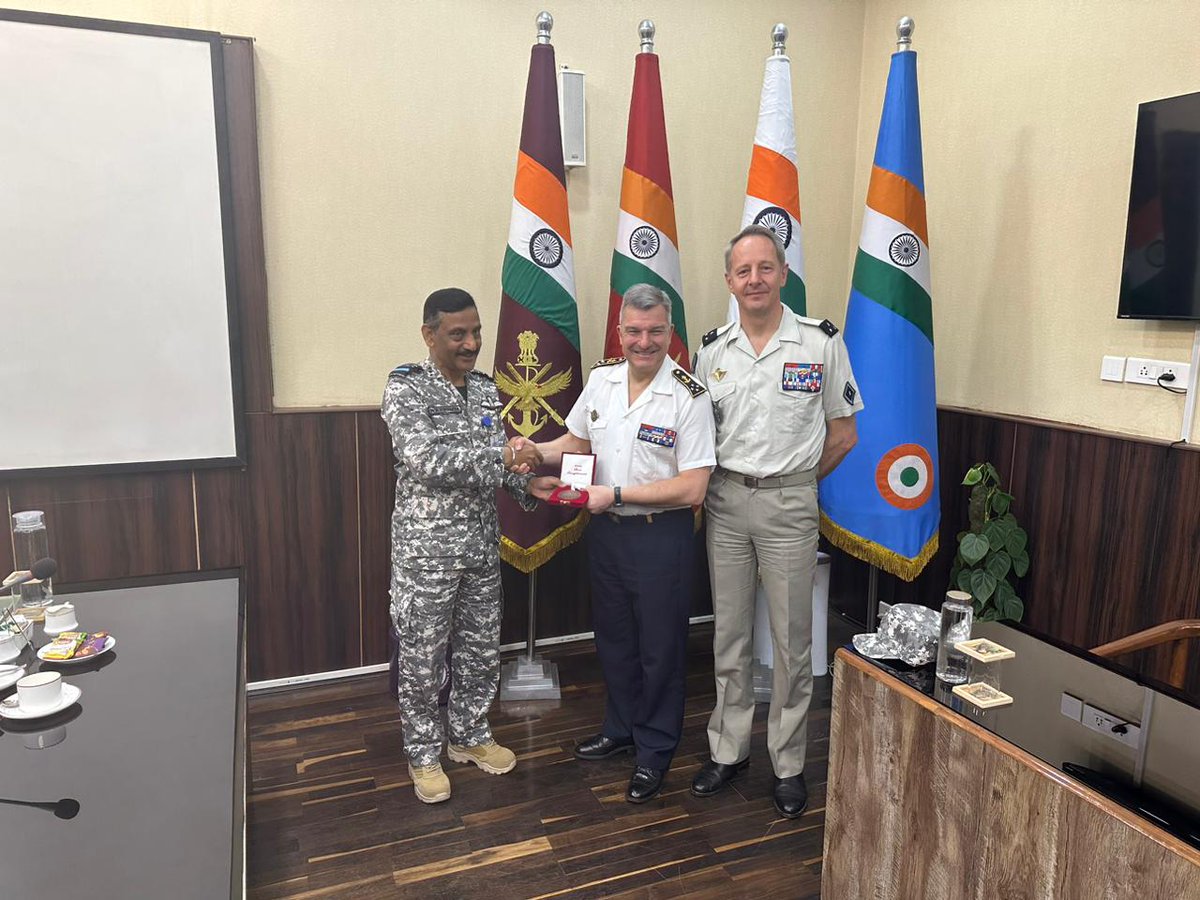 HQ_IDS_India's tweet photo. Vice Adm Christophe Lucas, DDG International Relations &amp; Strategy, Ministry of Armed Forces, #France called on Air Mshl BR Krishna, #CISC &amp; discussed issues of mutual interest, measures to augment #DefenceCooperation, &amp; opportunities for collaboration under #AtmaNirbharBharat. https://t.co/ehe14n0k1k