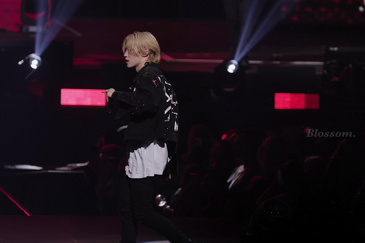 FelixOOTD's tweet photo. He looks amazing in it - so effortlessly cool and stylish!!!
Bonus abs flash 😉
Cr: @Flash_Felix0915 @Blossom_0915 thanks for always taking amazing pics of Felix
#felix #skz #felixootd #straykids #maniac https://t.co/9pGsKjLZDP