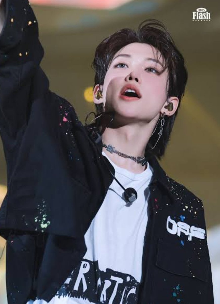 FelixOOTD's tweet photo. He looks amazing in it - so effortlessly cool and stylish!!!
Bonus abs flash 😉
Cr: @Flash_Felix0915 @Blossom_0915 thanks for always taking amazing pics of Felix
#felix #skz #felixootd #straykids #maniac https://t.co/9pGsKjLZDP
