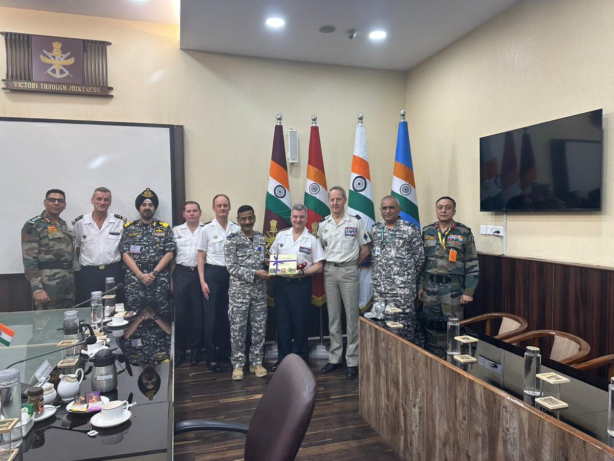 HQ_IDS_India's tweet photo. Vice Adm Christophe Lucas, DDG International Relations &amp; Strategy, Ministry of Armed Forces, #France called on Air Mshl BR Krishna, #CISC &amp; discussed issues of mutual interest, measures to augment #DefenceCooperation, &amp; opportunities for collaboration under #AtmaNirbharBharat. https://t.co/ehe14n0k1k