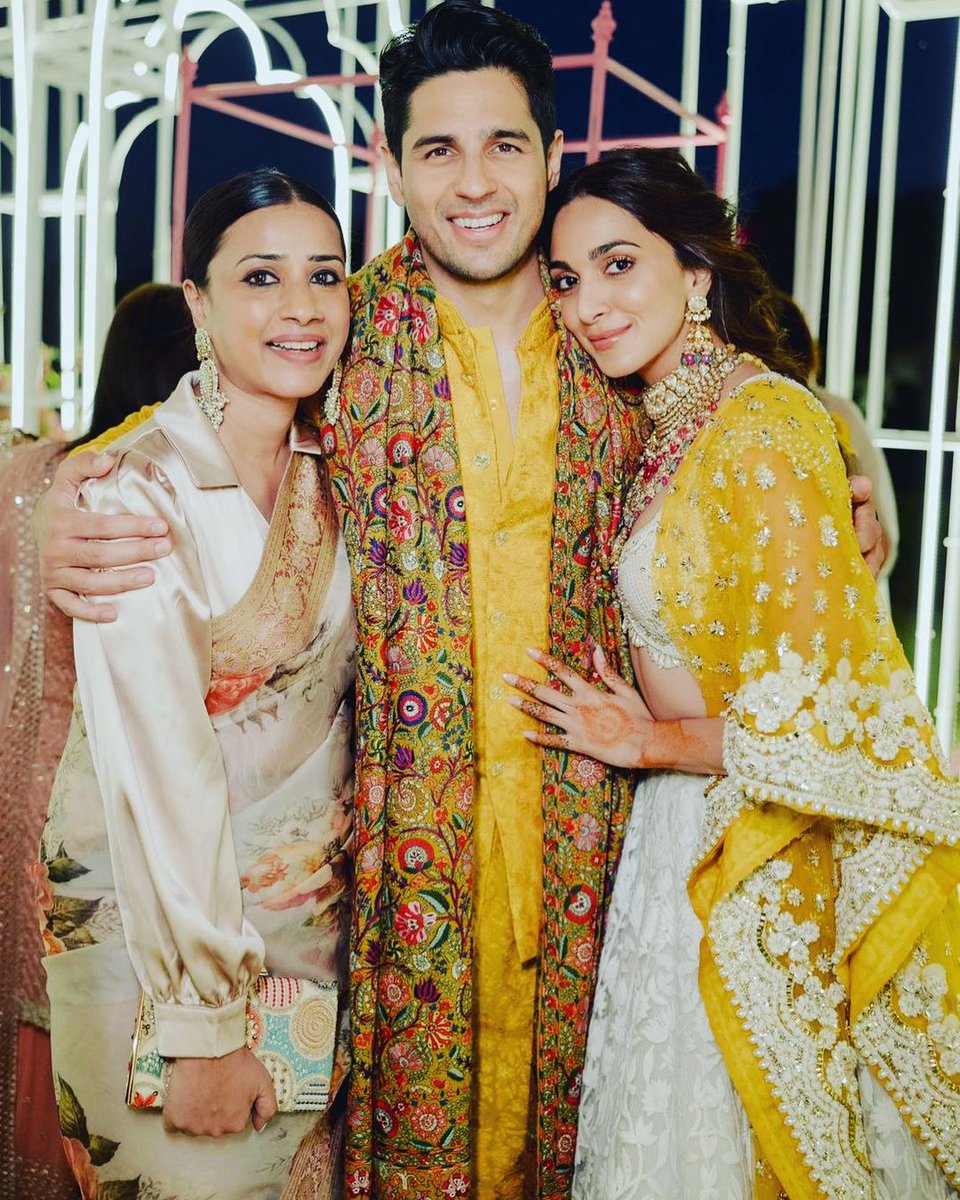 SidMUniverse's tweet photo. Sidharth Malhotra and Kiara Advani with Ashvini Yardi during their Mehendi ceremony https://t.co/gZDnZiYWjc
