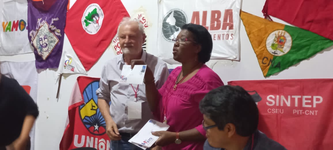 Gertrudis6303's tweet photo. Delegación cubana a la Reunión de la Coordinación Continental ALBA Movimientos expuso los ejemplos de solidaridad e internacionalismo de #Cuba y entregó las invitaciones a personalidades que  participarán en las actividades por el 1ro de mayo. #MejorEsPosible #VivaEl1roDeMayo https://t.co/fcsf4HVpAV