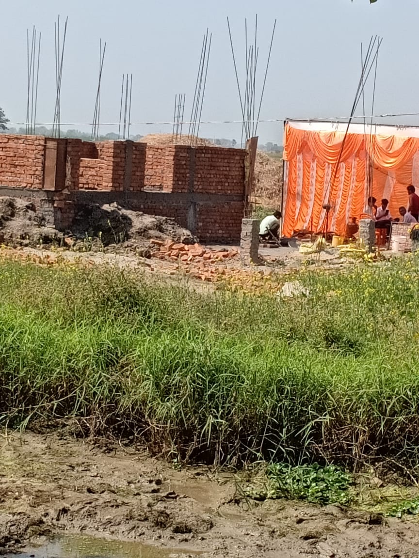 Rvin001's tweet photo. @कोचस थानांतर्गत सारंगपुर में धारा 144 लागू होने के बाद भी कानून का माखौल उड़ाया जा रहा है। रोहतास जिला के कोचस थानांतर्गत सारंगपुर में एसडीएम सासाराम के आदेश का अनुपालन कराने में @bihar_police की कोताही। द्वितीय पक्ष द्वारा अभी भी टेन्ट लगाकर कराया जा रहा निर्माण  कार्य। https://t.co/u8nrIJtAyb