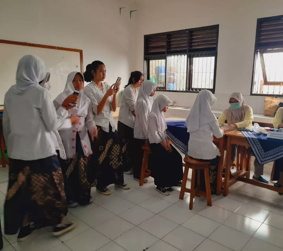 uptpkmpadasuka's tweet photo. Kegiatan Deteksi Dini Pemeriksaan Faktor Resiko PTM yang terintegrasi dengan Program Kesehatan Jiwa dan Indera untuk Tenaga Pendidik serta Pemberian Tablet Tambah Darah untuk Remaja Putri di SMP Negeri 22 Bandung, Kamis (16/02/2023). https://t.co/XBoUEV7J7U