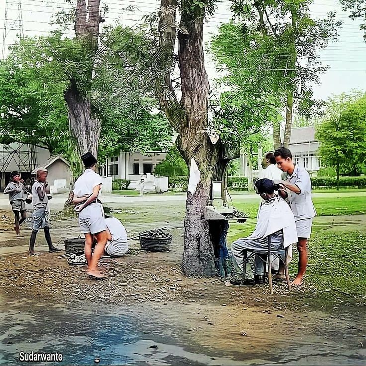 Dahulu hingga sekarang pun masih lestari, potong rambut di bawah pohon rindang. Sesederhana itu esensi tampil rapi.