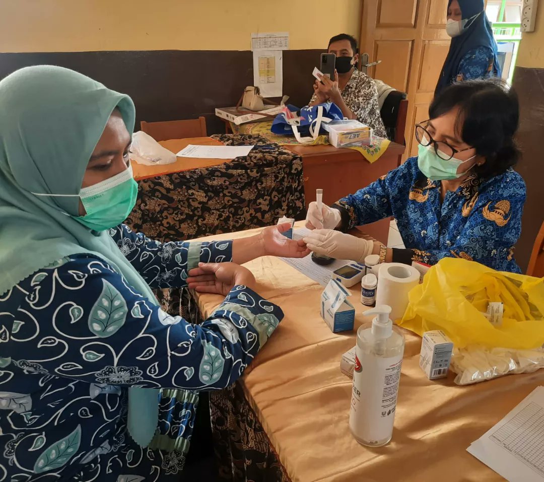 uptpkmpadasuka's tweet photo. Kegiatan Deteksi Dini Pemeriksaan Faktor Resiko PTM yang terintegrasi dengan Program Kesehatan Jiwa dan Indera untuk Tenaga Pendidik serta Pemberian Tablet Tambah Darah untuk Remaja Putri di MTs Al Hasan, Jumat (17/02/2023).
.
#uptdpkmpadasuka #siapmelayanidenganhati #PTM https://t.co/GNlEgd3HBr