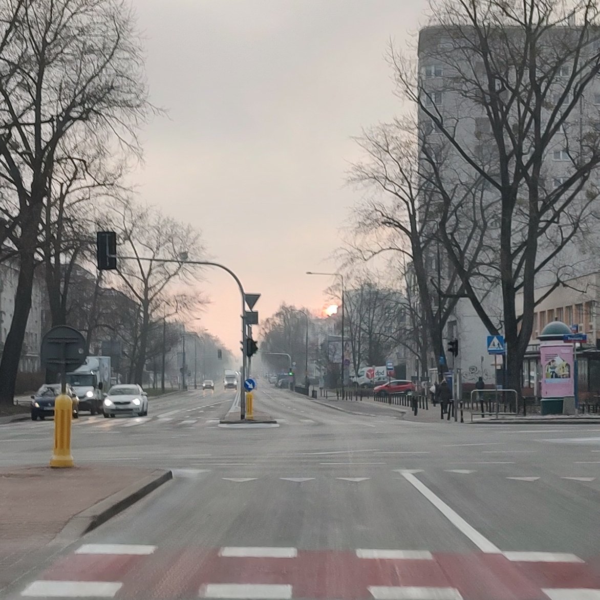 Droga do pracy. Witam dzień prowadzona przez słońce.
#Warszawa