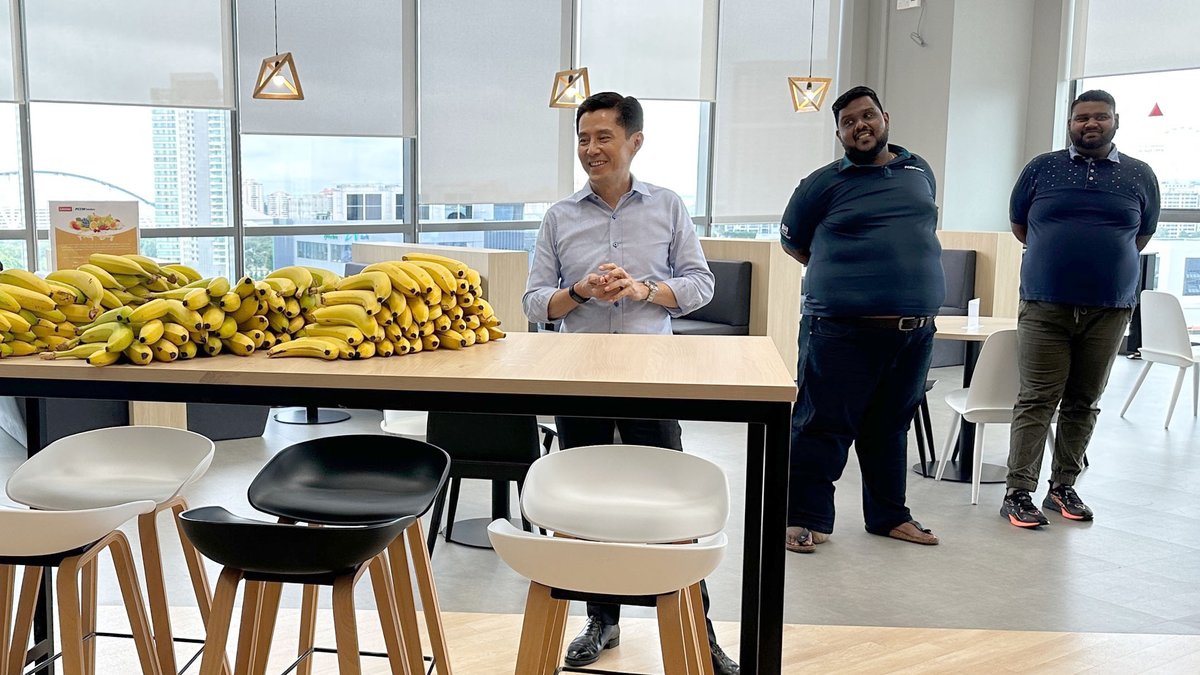 PCCWSolutions's tweet image. #Employeewellness is at the heart of #LenovoPCCWSolutions. Led by @ Eng Chuan Puay, our Singapore office is introducing the #FruitDay to give out fresh fruits to employees, boosting their energy at work 💪🏻 and promoting #healthylifestyle in the workplace!