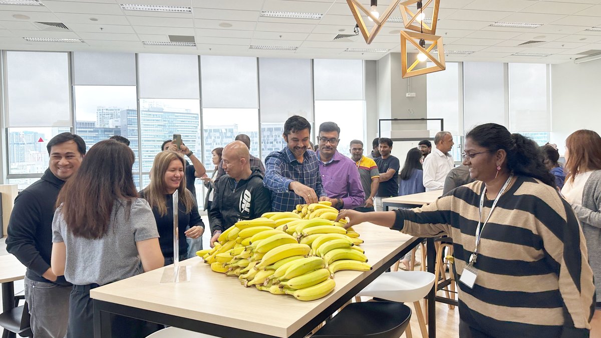 PCCWSolutions's tweet image. #Employeewellness is at the heart of #LenovoPCCWSolutions. Led by @ Eng Chuan Puay, our Singapore office is introducing the #FruitDay to give out fresh fruits to employees, boosting their energy at work 💪🏻 and promoting #healthylifestyle in the workplace!