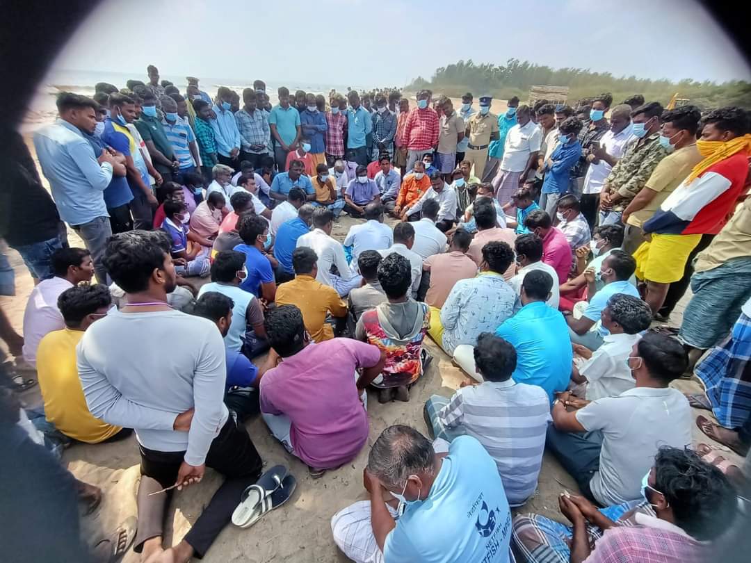 thangakathir's tweet photo. நாகை மாவட்டம், நாகூர் பட்டினச்சேரி மீனவர் கிராம கடற்கரையில் CPCL நிறுவனத்துக்கு சொந்தமான கச்சா எண்ணெய் குழாயில் கசிவு ஏற்பட்டு கச்சா எண்ணெய் பெருமளவு கடலில் கலந்துள்ளது. அதை நேரில் பார்வையிட்டு மீனவ பெருமக்களையும் சந்தித்தேன்.உரிய நடவடிக்கைக்கு அரசு நிரவாகத்திடம் வலியுறுத்தினேன். https://t.co/eQ5zjG9XrL