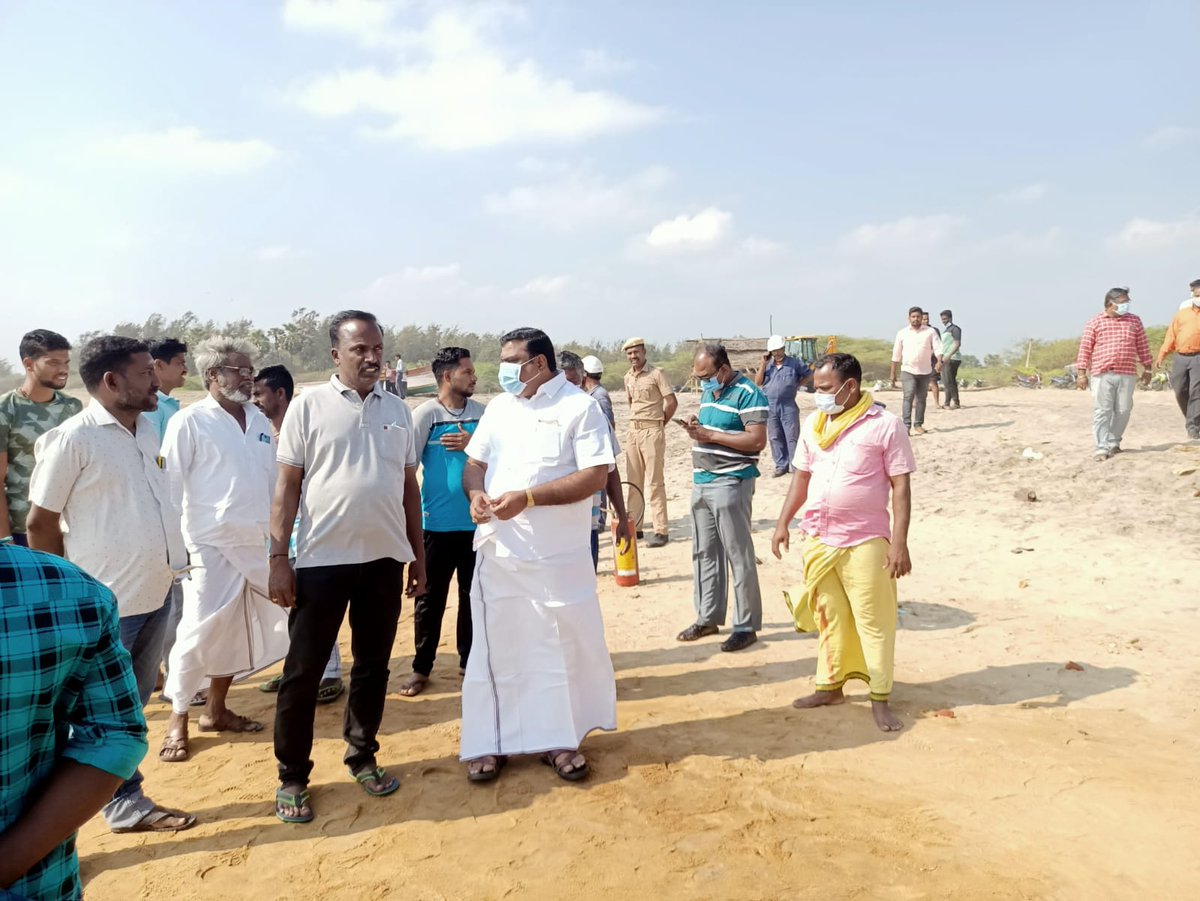 thangakathir's tweet photo. நாகை மாவட்டம், நாகூர் பட்டினச்சேரி மீனவர் கிராம கடற்கரையில் CPCL நிறுவனத்துக்கு சொந்தமான கச்சா எண்ணெய் குழாயில் கசிவு ஏற்பட்டு கச்சா எண்ணெய் பெருமளவு கடலில் கலந்துள்ளது. அதை நேரில் பார்வையிட்டு மீனவ பெருமக்களையும் சந்தித்தேன்.உரிய நடவடிக்கைக்கு அரசு நிரவாகத்திடம் வலியுறுத்தினேன். https://t.co/eQ5zjG9XrL