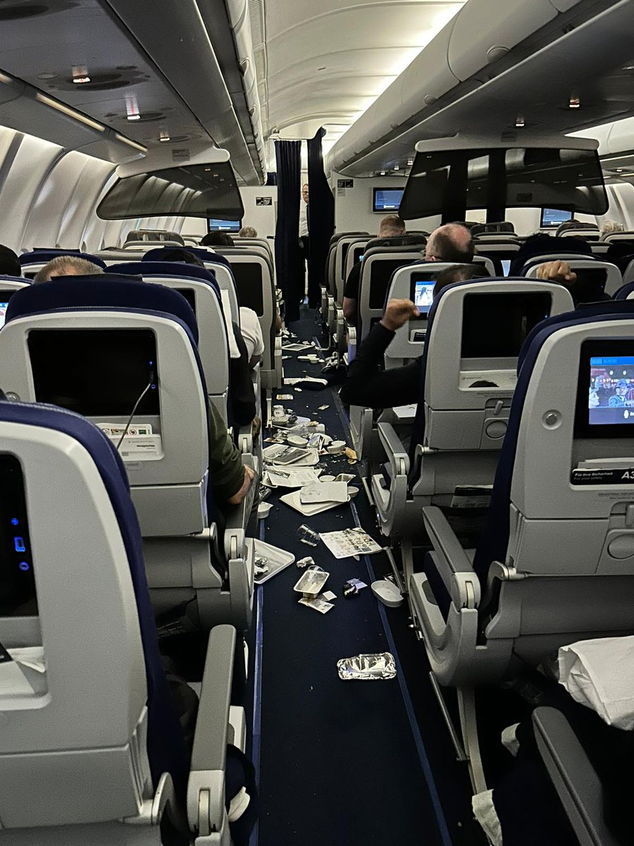 FlightModeblog's tweet photo. On March 1, #Lufthansa Airbus A330-300 (D-AIKK) flight #LH469 from #Austin to #Frankfurt diverted at Washington Dulles int'l Airport after the plane encountered severe turbulence while flying over Tennessee at 37000 ft. Seven people injured and hospitalized.

📷 ©Stryker Fedhel https://t.co/Txtkx2isI6