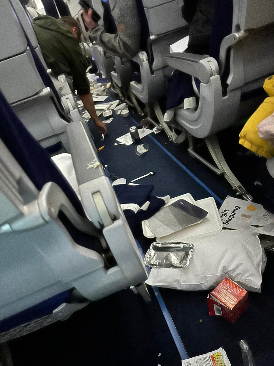 FlightModeblog's tweet photo. On March 1, #Lufthansa Airbus A330-300 (D-AIKK) flight #LH469 from #Austin to #Frankfurt diverted at Washington Dulles int'l Airport after the plane encountered severe turbulence while flying over Tennessee at 37000 ft. Seven people injured and hospitalized.

📷 ©Stryker Fedhel https://t.co/Txtkx2isI6