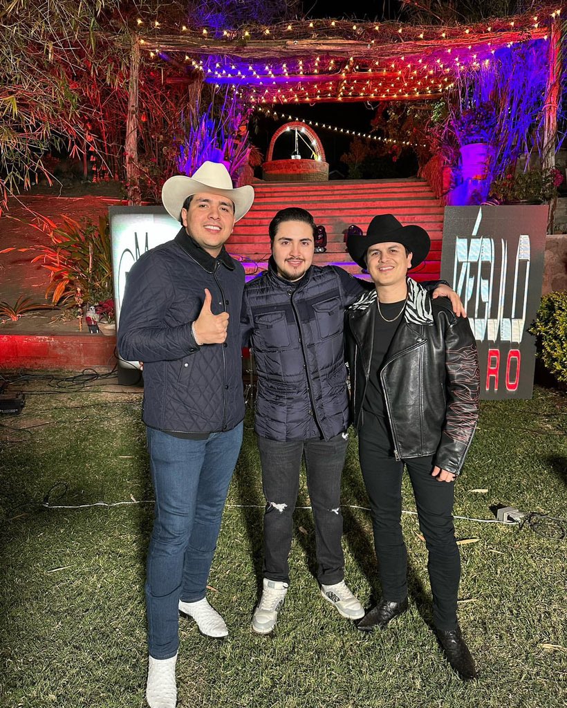 moppetsdeRC's tweet photo. Repost• @regulocaro Una fotillo de recuerdo con mi primo @wilcarooficial y @fidelmarcaregistrada_7 🤠✌🏼#TeamMoppets #VivaLaMoppetiza #MoppetsDeReguloCaro 🐸 https://t.co/BomNwwmEhv
