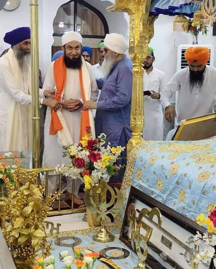 Islamnabi0786's tweet photo. @FirozaK70336089 और तुम्हारा मौलाना तारिक़ जमील गुरुद्वारा में शिर्क़ करने जा सकता हैं, क्यूँ और हम सुन्नी बरेलवी अल्लाह के वली की मज़ार पर जाए तो गलत हैं, तुम लोगों को इतना दोगलापन कहाँ सिखाया जाता हैं https://t.co/hYddqT0LBw