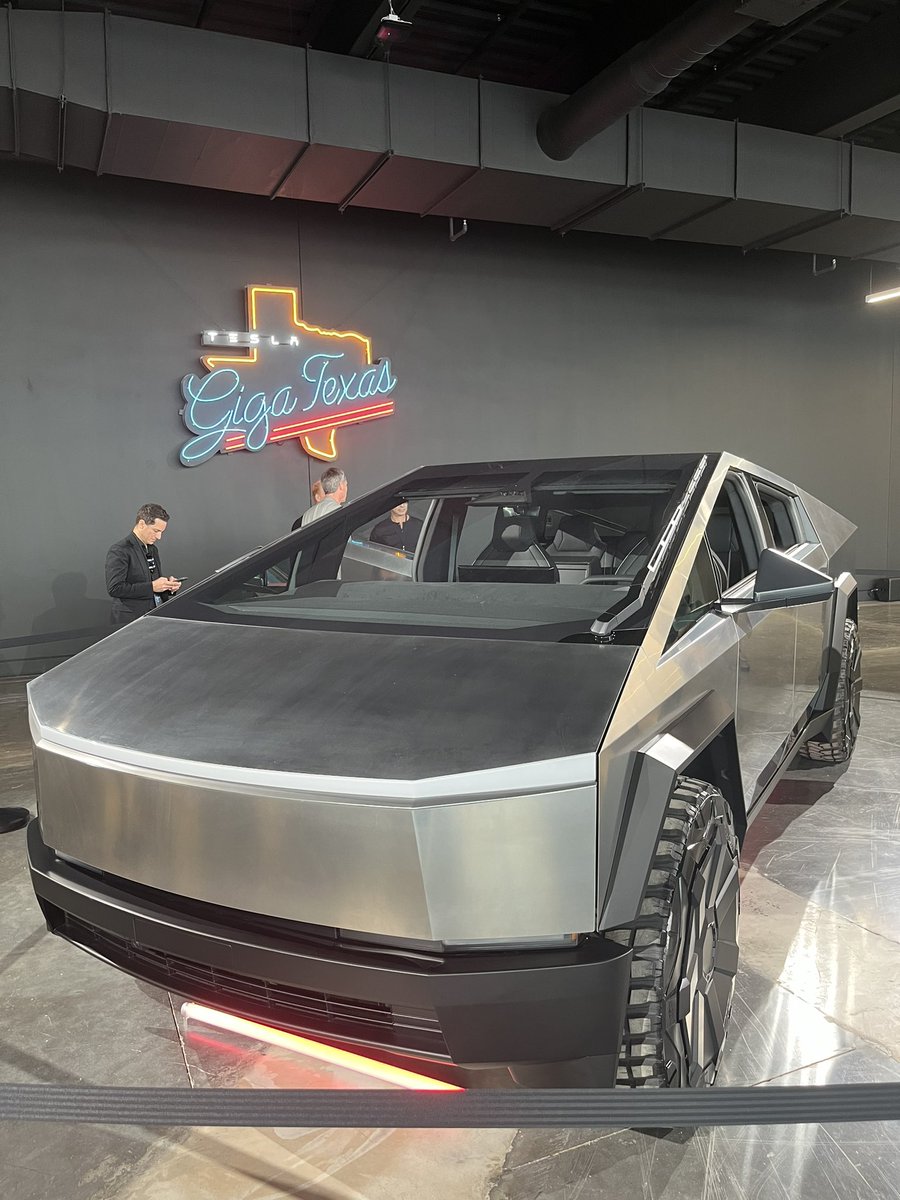 applelinux's tweet image. Super excited to be able to attend the Tesla Investor day. So impressed by  the great work of the @Tesla team and really appreciate the opportunity as one of the 50 retail investors to attend the event! @MartinViecha