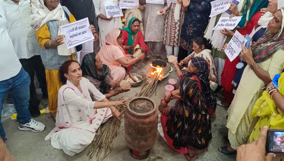 HaryanaPMC's tweet photo. @MahilaCongress अध्यक्ष @dnetta ji व HPMC अध्यक्ष @SudhaHPMC  जी के दिशा निर्देश अनुसार  सोनीपत से नीलम बालियान ग्रामीण जिलाध्यक्ष महिलाओं के साथ होली के त्यौहार से ठीक पहले घरेलू गैस के ₹50 बढ़ाए जाने पर चूल्हा जलाकर रोष प्रकट करते हुए 
#LPGLoot https://t.co/auukiRgi6P